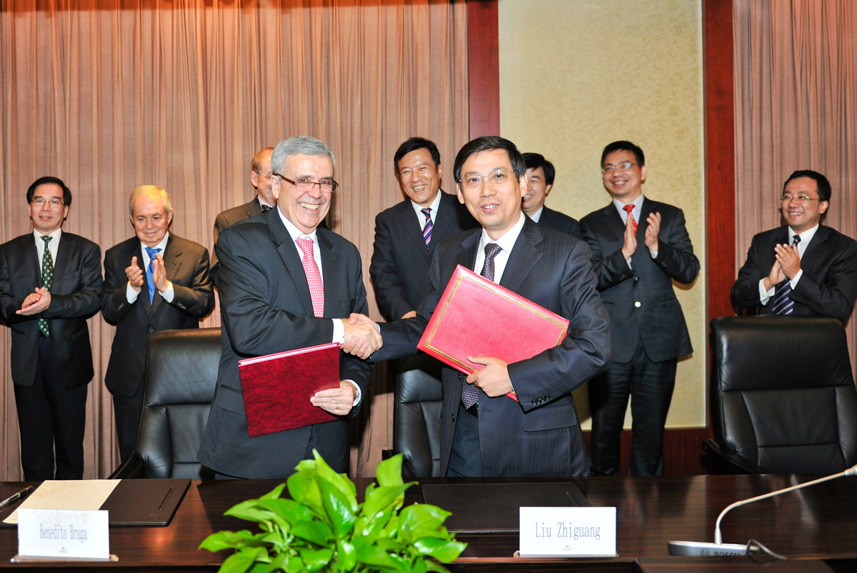 Signature of the prolongation of the Memorandum of Understanding between the Ministry of Water Resources of China and the World Water Council, Beijing, 23 September 2014  ©MWR ChinaMr. Chen Lei, Minister of Water Resources (right) and World Water Council President Benedito Braga ©MWR China