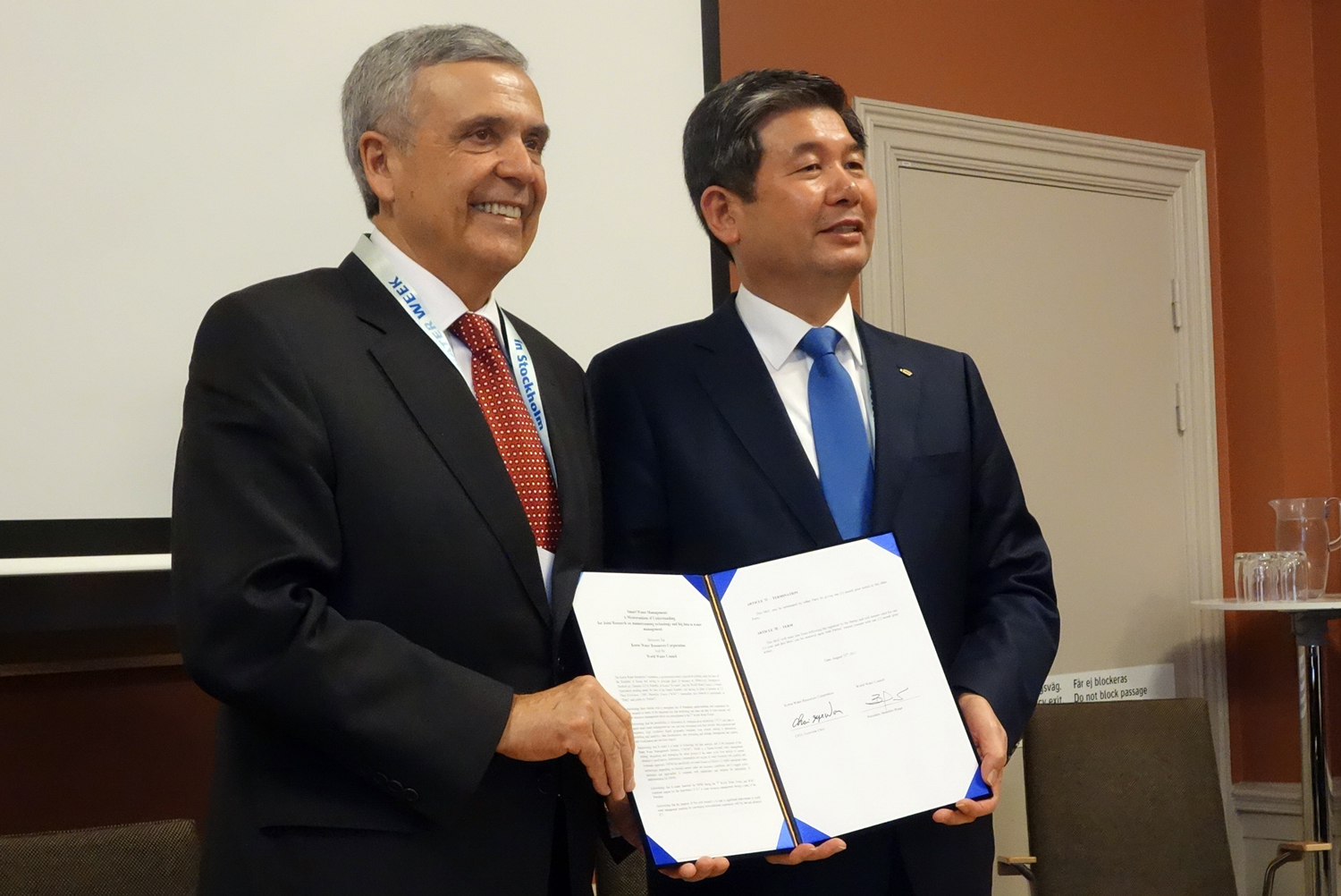 World Water Council President Benedito Braga and K-Water CEO Gyewoon Choi, Signature of the MoU on the Sustainable Water Management Initiative (SWMI), Stockholm, Sweden, 23 August 2015