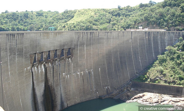 Kariba dam, between Zambia and Zimbabwe, serves for electricity generation, agricultural development, and fish farming. © creative commons stu