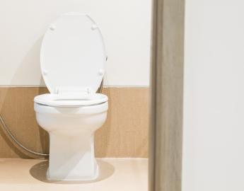 Pour plus la moitié de la population mondiale, sortir de la précarité commence par avoir accès à des toilettes sûres