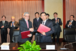 Signature of the prolongation of the Memorandum of Understanding between the Ministry of Water Resources of China and the World Water Council, Beijing, 23 September 2014  ©MWR ChinaMr. Chen Lei, Minister of Water Resources (right) and World Water Council President Benedito Braga ©MWR China