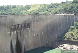 Kariba dam, between Zambia and Zimbabwe, serves for electricity generation, agricultural development, and fish farming. © creative commons stu