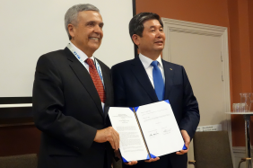 World Water Council President Benedito Braga and K-Water CEO Gyewoon Choi, Signature of the MoU on the Sustainable Water Management Initiative (SWMI), Stockholm, Sweden, 23 August 2015